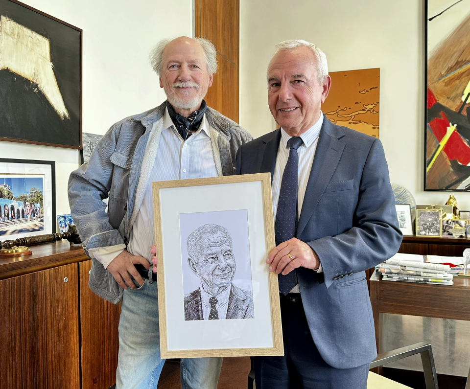 Remise de son portrait à Jean Leonetti